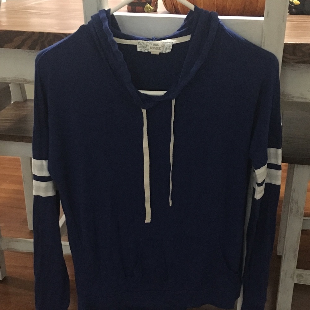 Long sleeve with hood and front pockets